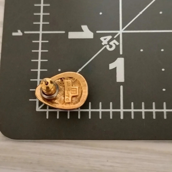 Vintage Signed AMWAY Gold Tone And Black Enamel Stud Pierced Earrings 1/2" - Picture 5 of 6